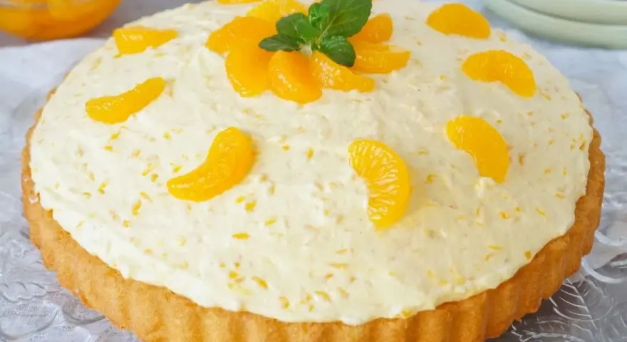 Eine Tarte mit cremiger Füllung und Mandarinenstücken. Man kann Paradiescreme backen, diese Tarte ist ein Beweis dafür!