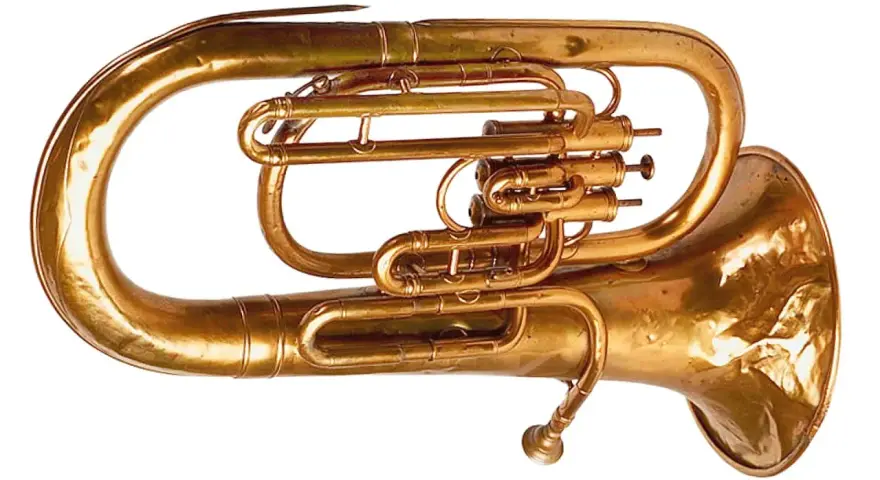 Ein goldenes Tenorhorn, ein beliebtes Blasinstrument. Namen von Blasinstrumenten wie dieses sind faszinierend.