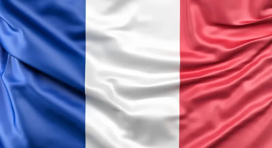 La bandera de Francia ondea con sus colores: azul, blanco y rojo.