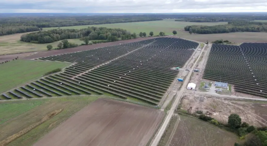 Ogromna farma fotowoltaiczna, największa na świecie, rozciąga się po horyzont, pochłaniając energię słoneczną.