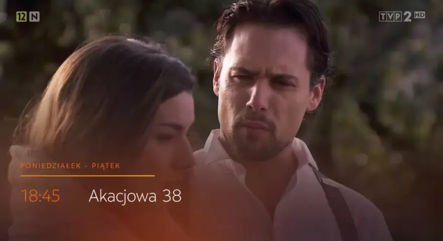 Para z "Akacjowej 38" w streszczeniu. On patrzy na nią z troską, ona odwraca wzrok.