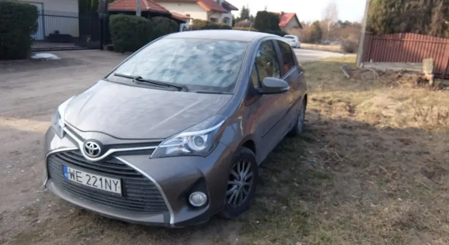 Szary Toyota Yaris, zaparkowany na poboczu. Może to kara UFG za brak OC?