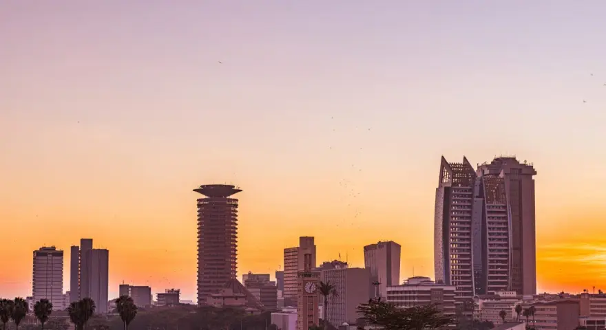 Nairobi, główne miasto Kenii, budzi się do życia o wschodzie słońca. W tle widać nowoczesne wieżowce i charakterystyczną wieżę KICC.