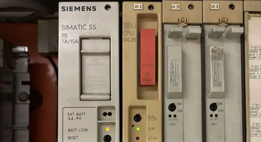 Moduły sterowników PLC Siemens SIMATIC S5 z procesorem i pamięcią EPROM.