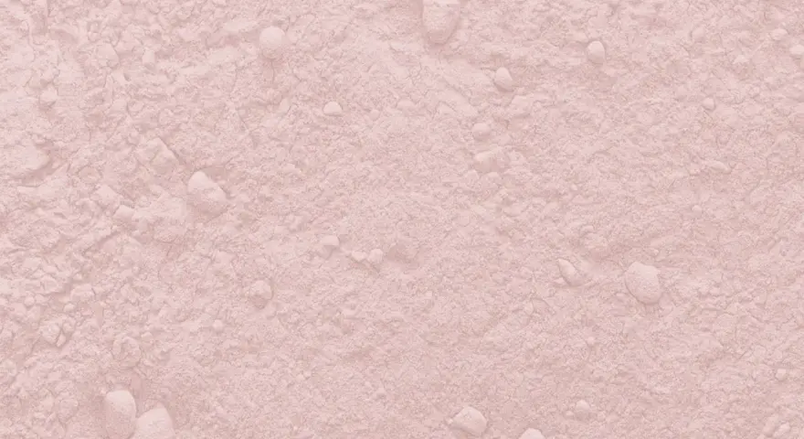 Texture de poudre rose pâle, parsemée de petites billes. Une question se pose : quelle couleur va avec le rose ?