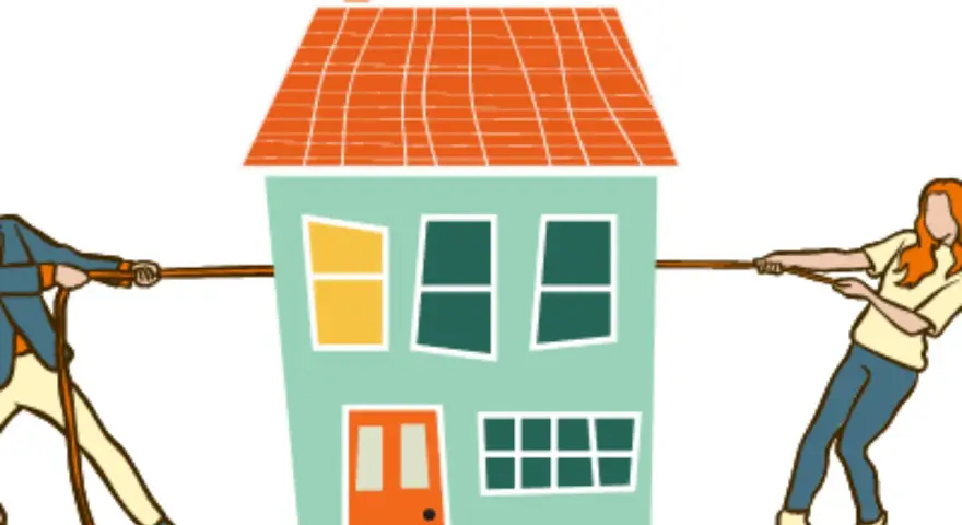 Un homme et une femme tirent une maison en sens opposés, symbolisant la désolidarisation d'un prêt immobilier.
