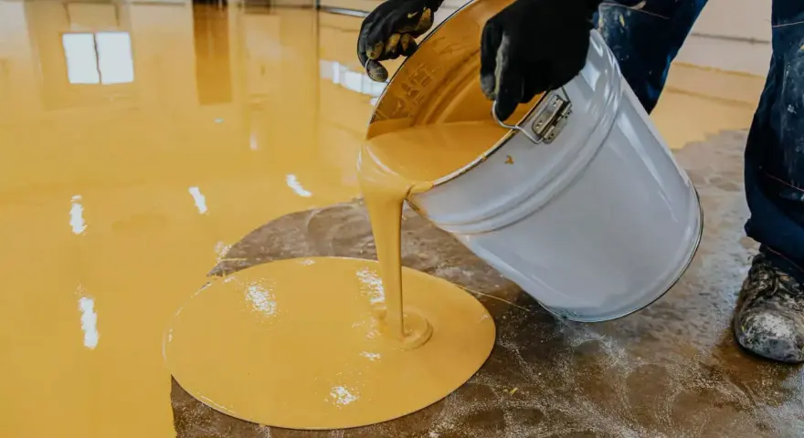 Wylewanie żółtej żywicy na podłogę. Sprawdź, jaka jest podłoga z żywicy cena za metr.