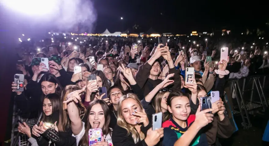 Tłum na koncercie, wszyscy nagrywają telefonami. Wesoła atmosfera, ale też nutka nostalgii, jak na gorzko-słodkim festiwalu.