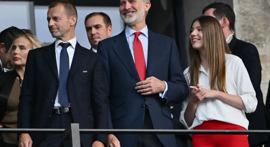 Król Filip VI z córką, księżniczką Zofią, oglądają mecz.