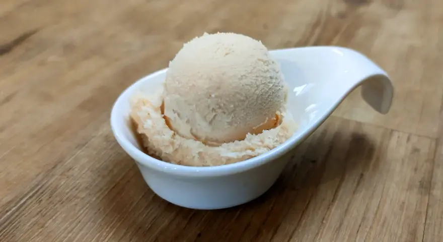 Ein Löffel cremiges Spekulatius Eis selber machen ist ein Genuss.