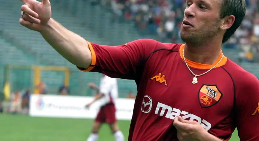 Antonio Cassano w koszulce Romy, z palcem wskazującym w górę, celebruje bramkę.