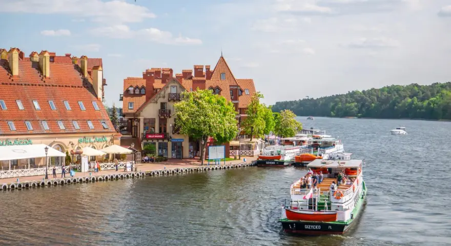 Port z łodziami i kamieniczkami, idealne miejsce na mikołajki atrakcje.