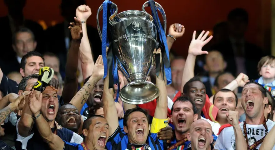 Jugadores del Inter celebran levantando la Champions League. ¡Cuántas Champions tiene el Inter!