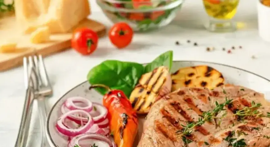 Grillowany stek z warzywami i serem, idealny na dietę keto jadłospis. Pyszne i sycące danie.