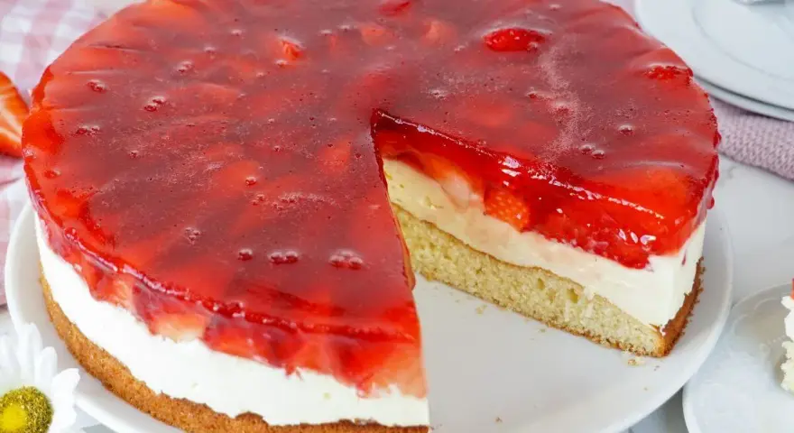 Ein saftiger Erdbeerkuchen mit Sahne und rotem Tortenguss, perfekt für jedes Erdbeerkuchen Rezept.