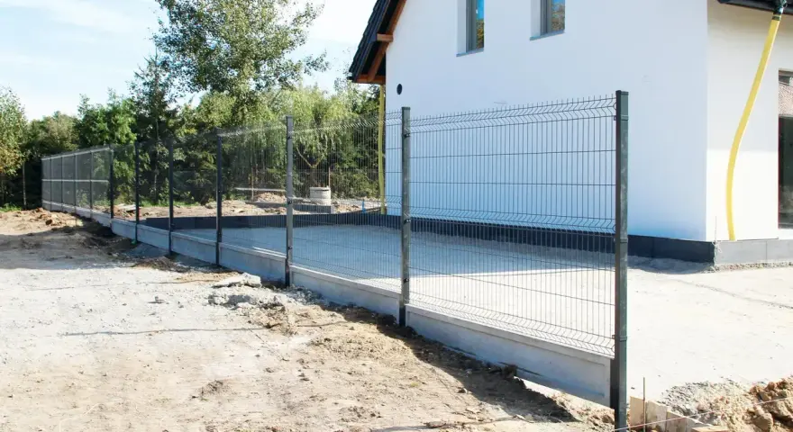 Nowe ogrodzenie panelowe przy nowoczesnym domu. Sprawdź ceny ogrodzeń i wybierz najlepsze dla siebie.