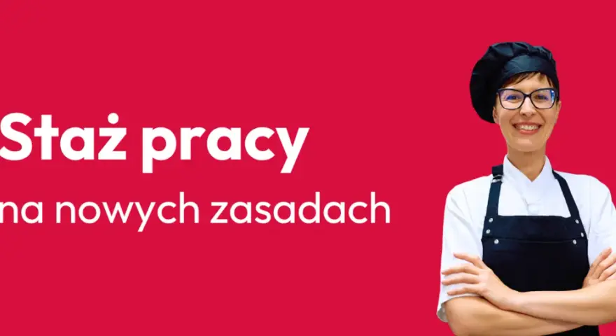 Uśmiechnięta kucharka w fartuchu i czapce, obok napis "Staż pracy na nowych zasadach". Dowiedz się, co się wlicza do stażu pracy.