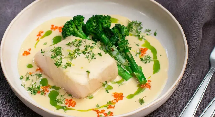 En perfekt torskrygg recept med krämig sås, broccoli och rom.
