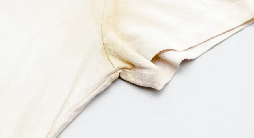 Une tache jaune sur un vêtement blanc, sous le bras, témoigne d'une journée bien remplie.