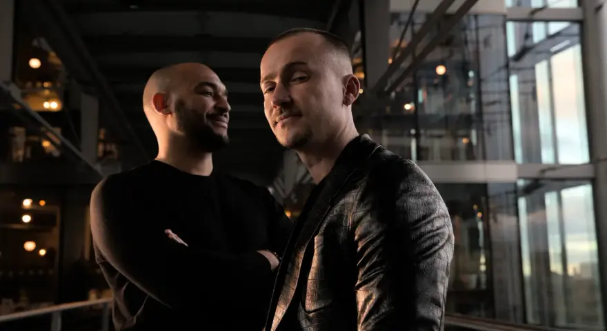 Zwei Männer posieren für ein Foto, das die Stimmung ihres neuen ep music Tracks einfängt.