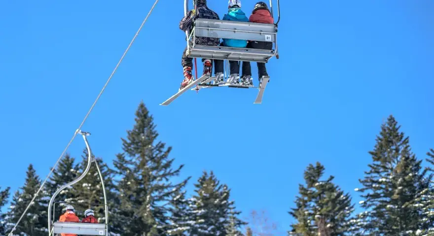 Czapka narciarska: Pod kask czy na apres-ski? Wybierz mądrze!