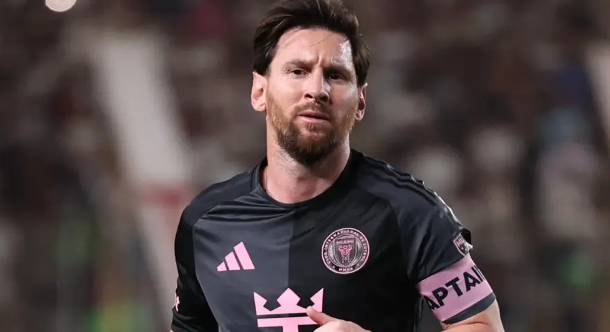Lionel Messi, kapitan Interu Miami, w czarnej koszulce z różowymi detalami. Właśnie tu gra Messi, zdobywając kolejne gole.