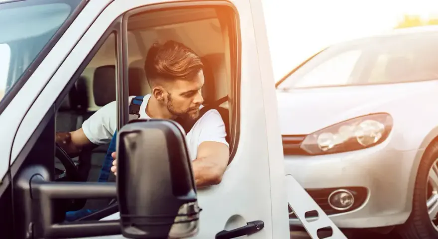Abschleppdienst holt ein defektes Auto ab. Ihr PKW hat einen Defekt und ist nicht mehr fahrbereit.