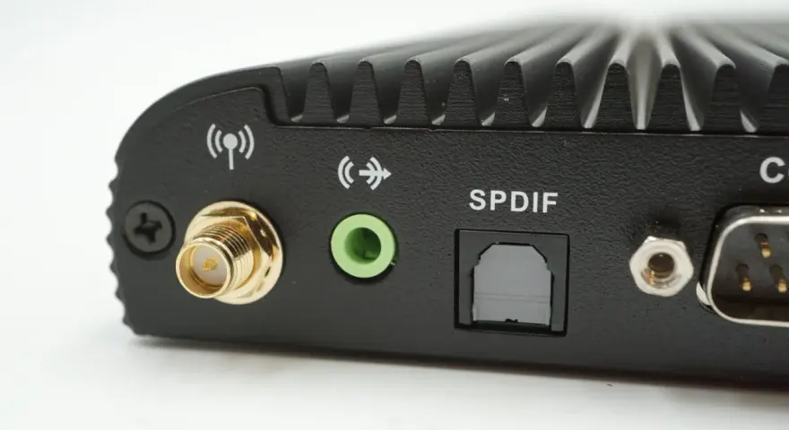 Widok z tyłu urządzenia z portami: wejście spdif, zielone gniazdo audio, złącze antenowe i inne.