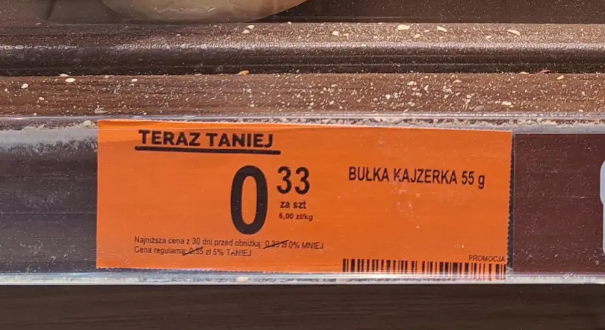 Bułka kajzerka 55g w promocji za 0,33 zł. Idealna na śniadanie, ma około 150 kcal.