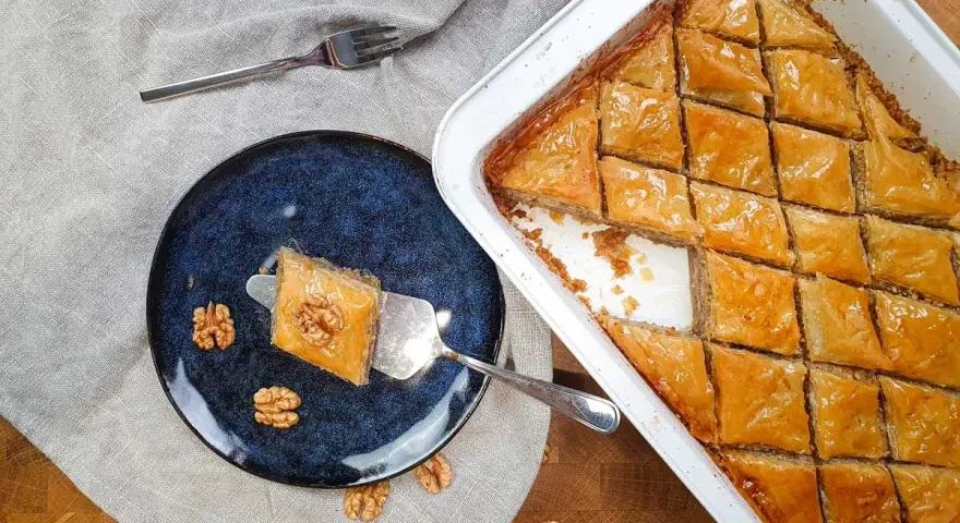 Pyszna baklava z orzechami, idealna na deser. Ten przepis na baklavę zachwyci każdego!