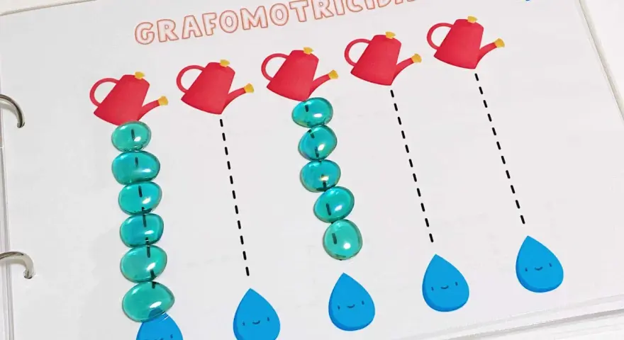 Actividad de grafomotricidad divertida: regaderas rojas vierten gotas de agua con caritas sonrientes. ¡Aprender a trazar líneas es un juego!