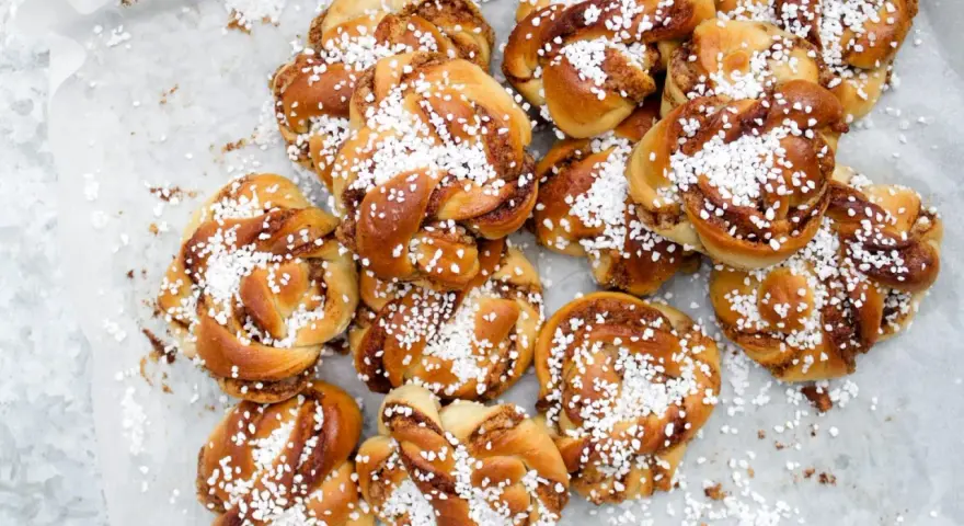 En hög med nybakade bullar med mandelmassa, toppade med pärlsocker. Perfekt för fikat!