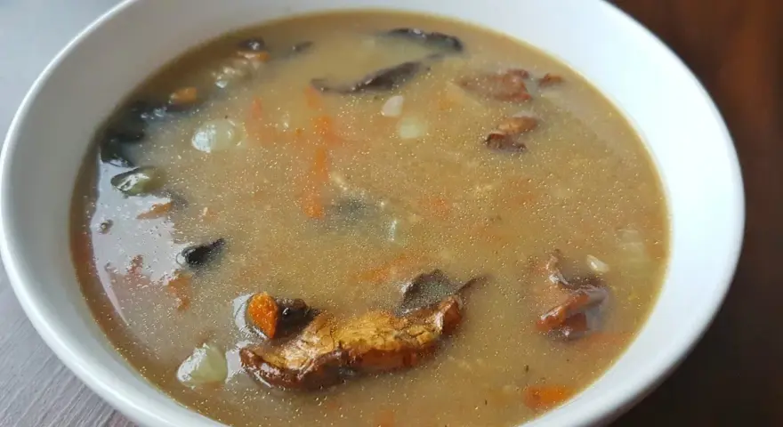 Zupa grzybowa z suszonych grzybów: Perfekcyjny przepis krok po kroku