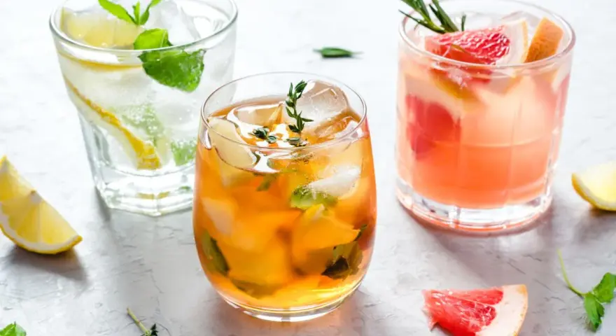Orzeźwiające drinki z cytrusami i ziołami. Idealne soki do drinków na lato: grejpfrutowy, cytrynowy i herbaciany.