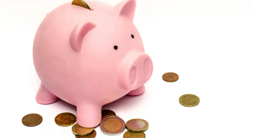 Rosa Sparschwein mit Münzen. Ein kleiner Schatz für den Fall der Fälle, um den unterhalt bei arbeitslosigkeit zu sichern.