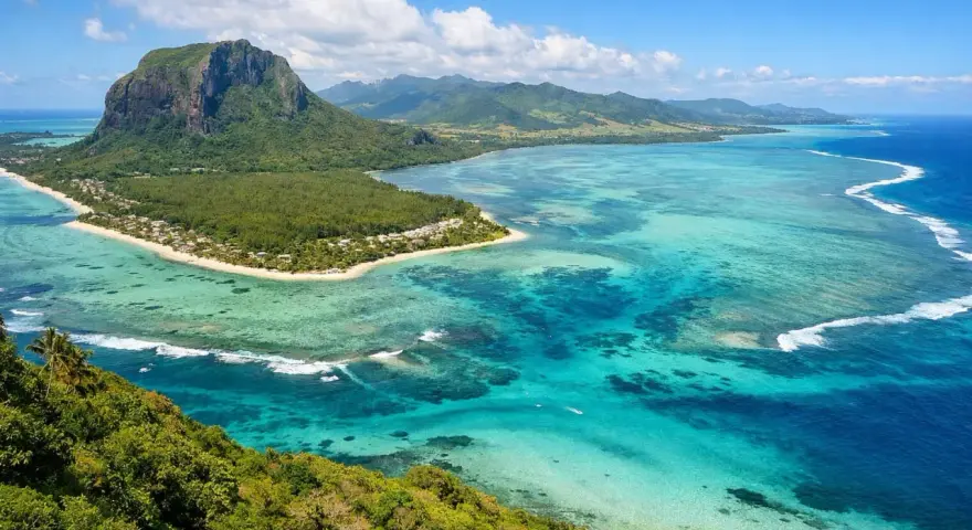 Widok na Le Morne Brabant, Mauritius. Zielone wzgórza, turkusowa laguna i białe fale – to wszystko, co musisz zobaczyć na Mauritiusie.