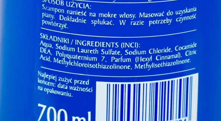 Składniki szamponu: Aqua, Sodium Laureth Sulfate, Sodium Chloride, Cocamide DEA, Polyquaternium 7, Parfum (Hexyl Cinnamal), Citric Acid, Methylchloroisothiazolinone, Methylisothiazolinone. Pojemność 700 ml.