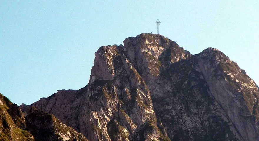 Kto postawił krzyż na Giewoncie? Monumentalny krzyż góruje nad skalistym szczytem Tatr, symbolizując ludzką wytrwałość.