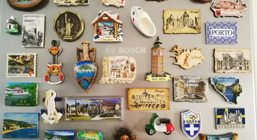 Lodówka pełna magnesów z podróży: co przywieźć z Wilna? Znajdziesz tu m.in. Pragę, Porto, Islandię, Włochy, a nawet Florida.