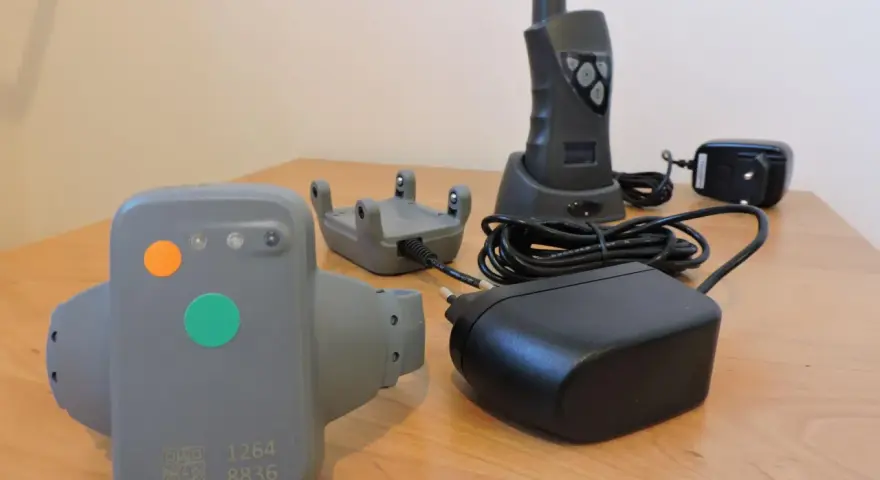 Opaska monitorująca i ładowarki. Tak działa dozór elektroniczny: urządzenie na nadgarstek, stacja dokująca i zasilacze.