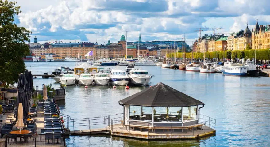Widok na port w Sztokholmie, z łodziami i budynkami w tle. To jedno z szwecja najpiękniejsze miejsca.