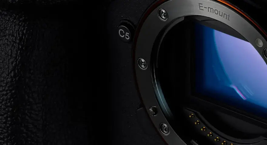 Zbliżenie na korpus aparatu z widocznym mocowaniem obiektywu E-mount i elementami sensora. Technologia global shutter zapewnia ostrość nawet w ruchu.