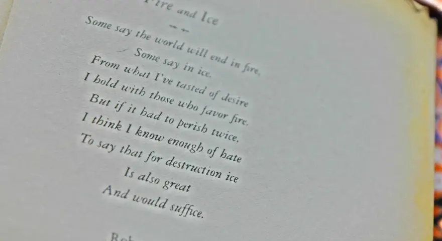 En kort dikt med udd, "Fire and Ice" av Robert Frost, funderar över världens undergång genom eld eller is.