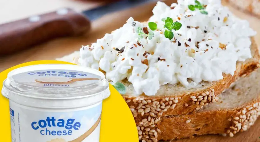 Tostada con queso cottage fresco y hierbas, ideal para recetas saludables. Un envase de queso cottage Hacendado a un lado.