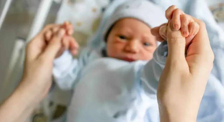 Kiedy dziecko zaczyna widzieć? Kluczowe etapy rozwoju wzroku