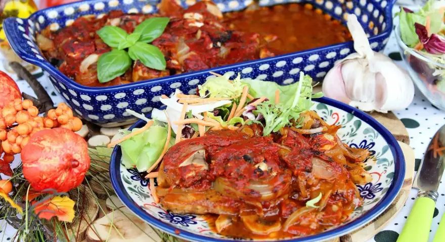 Schab pieczony w sosie pieczarkowym, podany z sałatką. Aromatyczne danie, które zachwyci każdego smakosza.