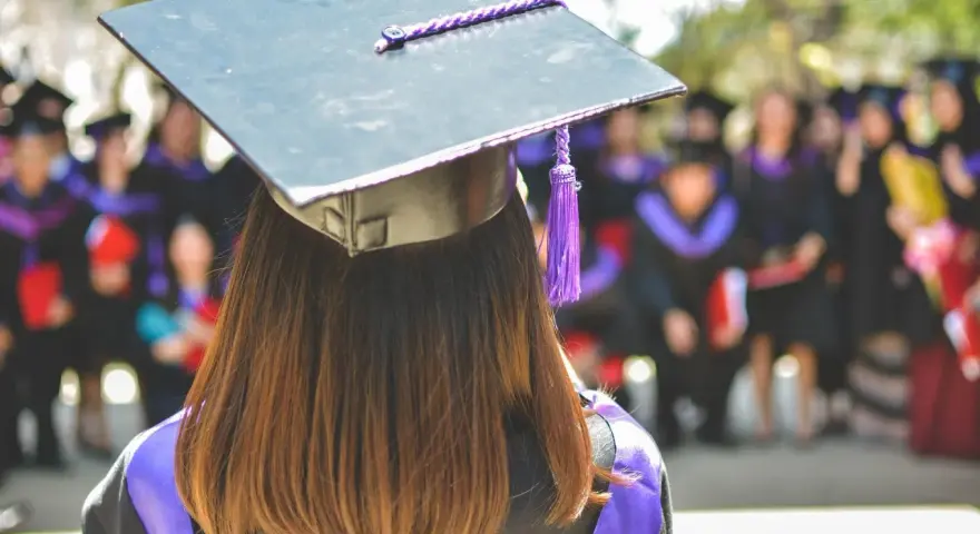 Laurea in fisica, ma il futuro è incerto. Un gruppo di laureati in fisica disoccupati attende il proprio destino dopo la cerimonia.