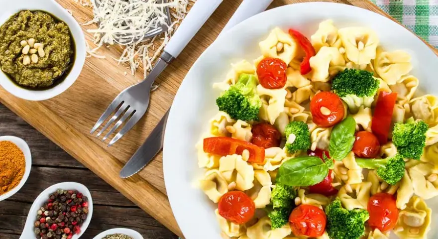Jak zrobić sałatkę z tortellini, która zachwyci każdego gościa