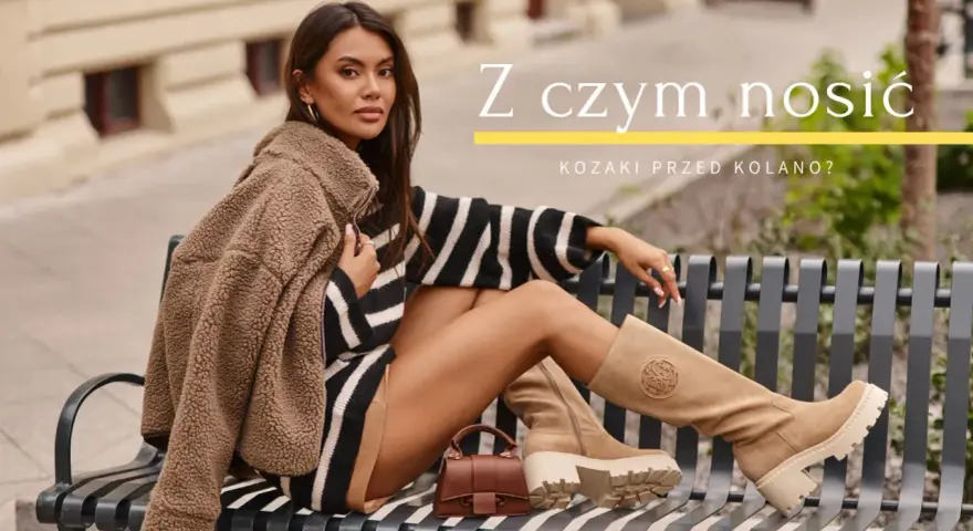 Kobieta w beżowych kozakach przed kolano, w stylizacji z kamizelką i sukienką w paski, pokazuje, z czym nosić kozaki przed kolano.