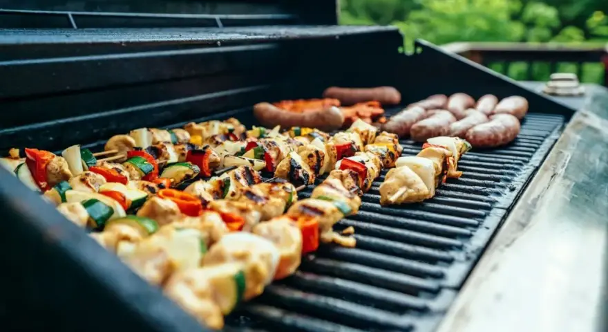 Kiełbasa z grilla w ciąży - zagrożenia i zdrowe alternatywy